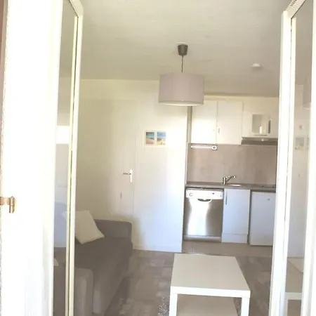 Joli T2 3mn Mer. Proche Commodité Wifi Parking *